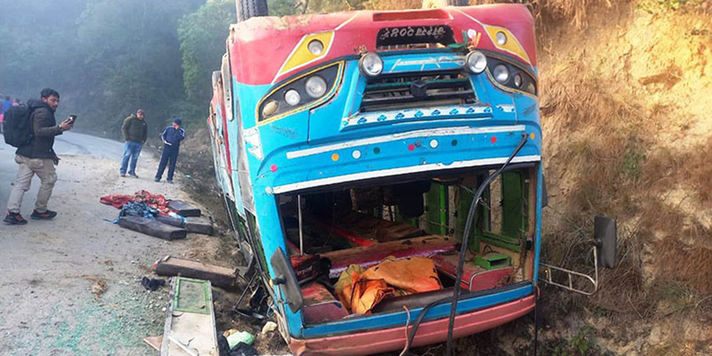 वनभोजका लागि दाङ आउँदै गरेको बस दुर्घटना